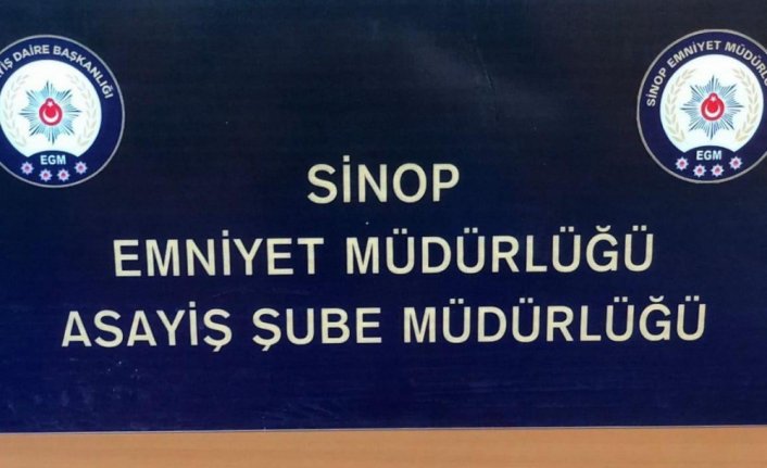 Sinop'ta park halindeki araçtan altın çaldığı iddia edilen zanlı yakalandı