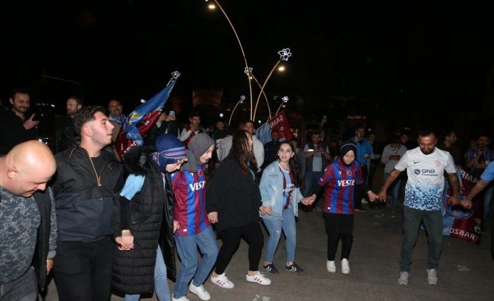 Trabzonspor taraftarları Tokat'ta şampiyonluğu kutladı