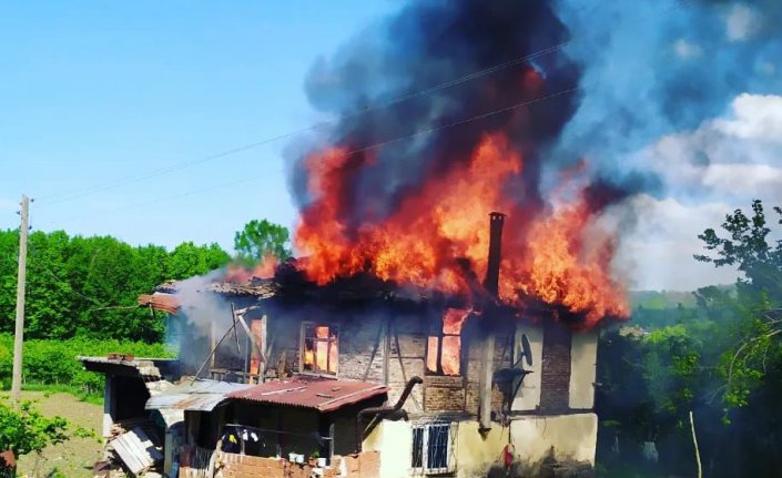 Ünye'de iki katlı ev yandı