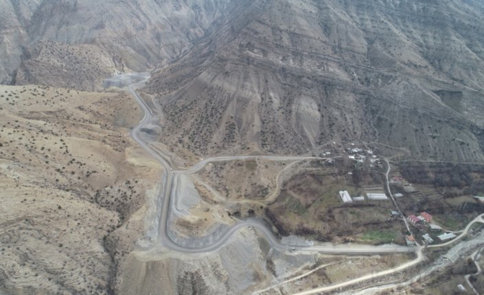 Yusufeli Barajı köy yolları yapım inşaatları devam ediyor