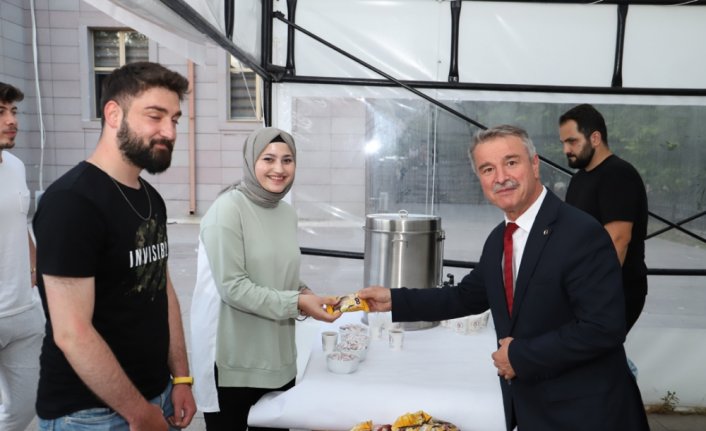 Amasya Üniversitesinden sınavlara çalışan öğrencilere yiyecek ve içecek ikramı