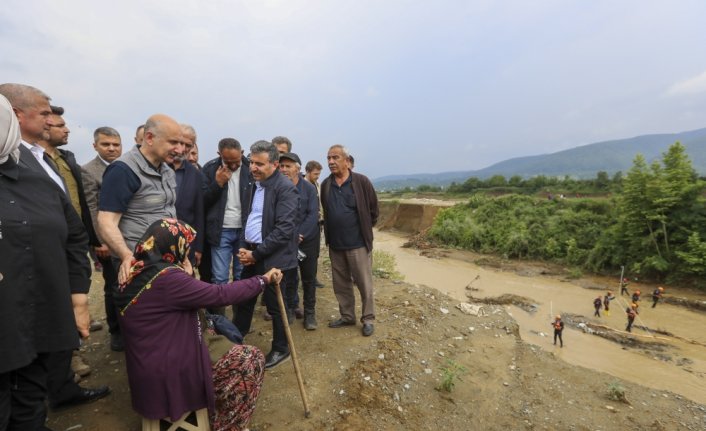 Bakan Karaismailoğlu selden etkilenen Düzce'de incelemelerde bulundu