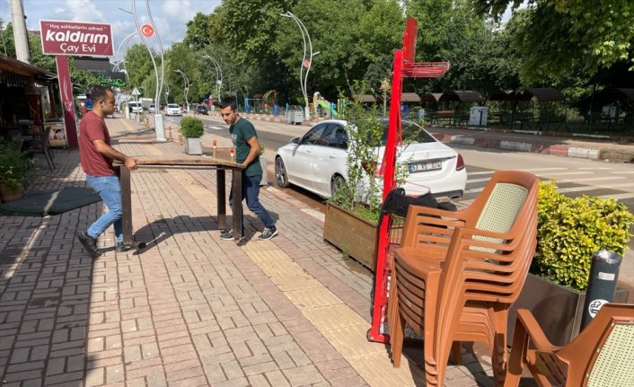 Bartın'da selin yaşandığı caddede temizlik çalışmaları sürüyor