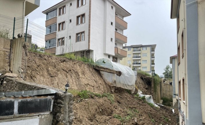 Bartın'da toprak kayması nedeniyle 3 bina boşaltıldı