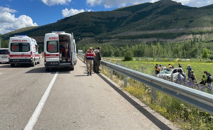 Bayburt'ta şarampole devrilen otomobildeki 4 kişi yaralandı