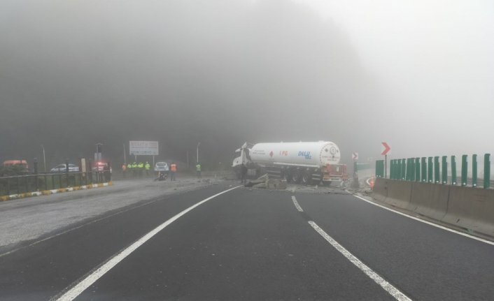 Bolu Dağı'nda beton blokları kırarak karşı yöne geçen tankerin sürücüsü yaralandı