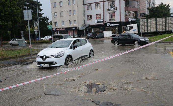 Bolu'da sağanak nedeniyle yollarda su birikintileri oluştu