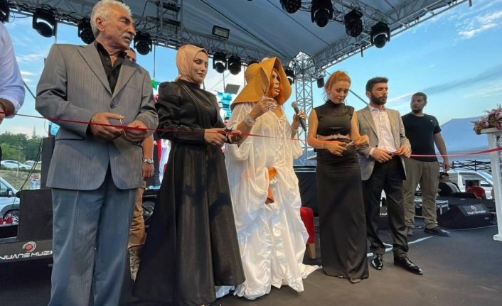 Bülent Ersoy, Karabük'te güzellik merkezi açılışına katıldı