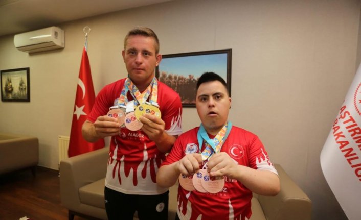 Çekya'da madalya  kazanan özel sporcular Samsun'a geldi