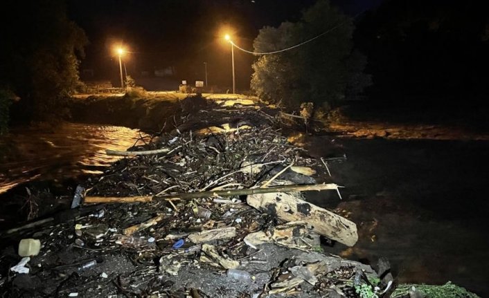 Düzce'de evlerinden tahliye edilen vatandaşlara battaniye dağıtıldı