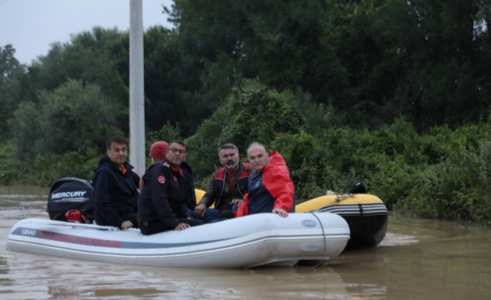 Düzce'de selde mahsur kalan büyükbaş hayvanlar kurtarıldı