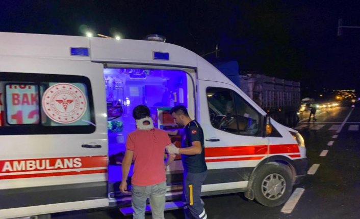 Düzce'de tırın otomobil ile taksiye çarptığı kazada 3 kişi yaralandı