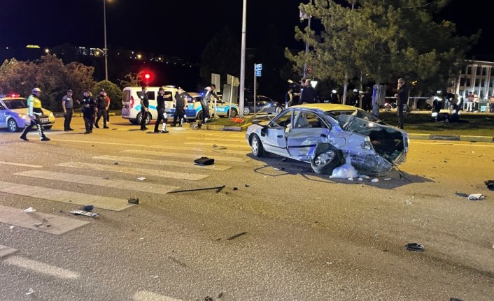 GÜNCELLEME - Karabük'te 2 otomobilin çarpıştığı kazada 2 kişi öldü, 2 kişi yaralandı