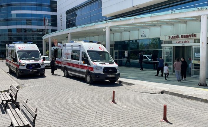 Karabük'te inşaat iskelesinin çökmesi sonucu 2 işçi yaralandı