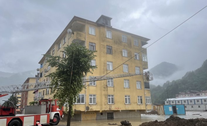 Kastamonu'da su baskını nedeniyle evlerinde mahsur kalanlar kurtarılıyor