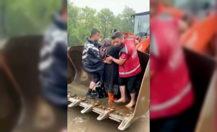 Kastamonu'daki selde mahsur kalan yaşlı kadına kurtarma görevlisi kendi çizmelerini verdi