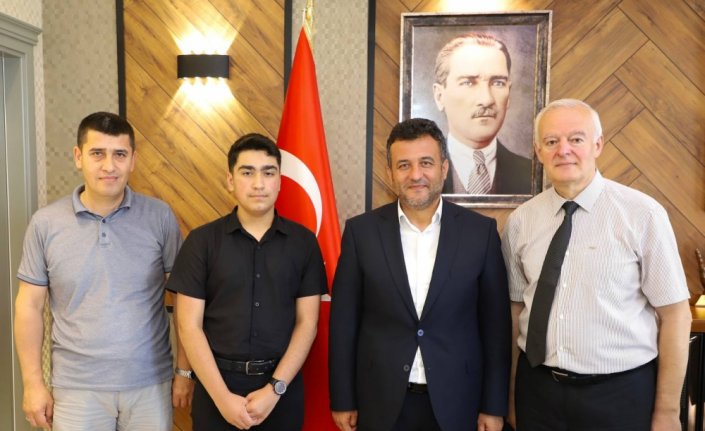 LGS sınavında tam puan alan öğrenciden Belediye Başkanı Doğan'a ziyaret