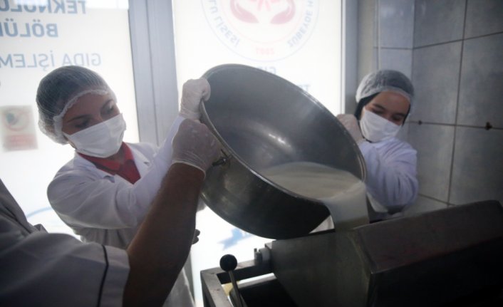Lise öğrencileri okuldaki süt ürünleri üretim merkezinde deneyim kazanıyor