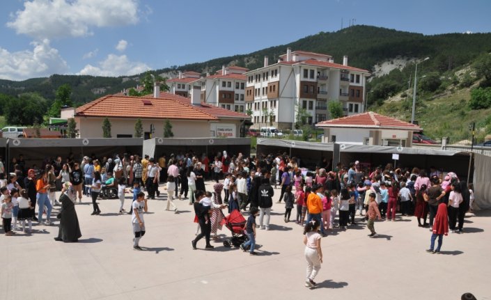 Mudurnu'da öğrenciler ve velileri kermes düzenledi