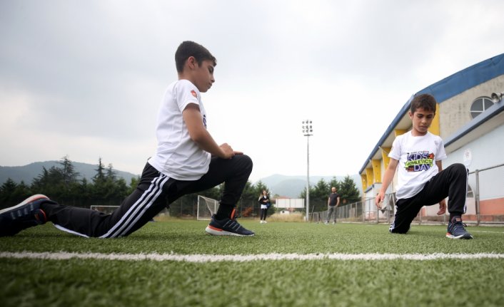 Piste çıktıklarında rakip olan ikizler atletizmde başarıya koşmak istiyor