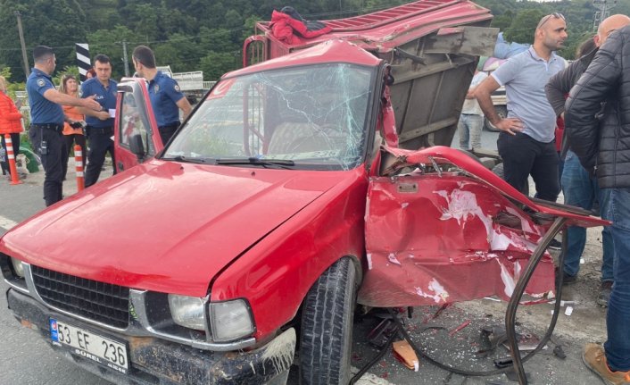 Rize'de midibüs ile kamyonetin çarpışması sonucu 1 kişi yaralandı