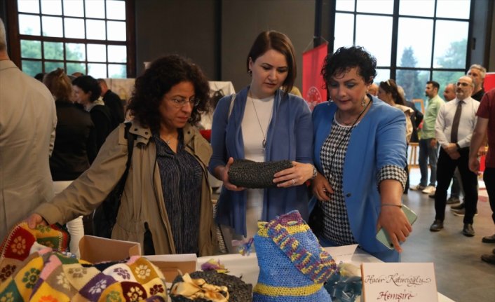 Sağlık çalışanları tahta parçasından saat, kola kutusundan ev maketi yaptı