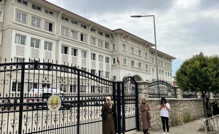 Sınava gireceği okulda merdivenden düşen öğrenci yaralandı