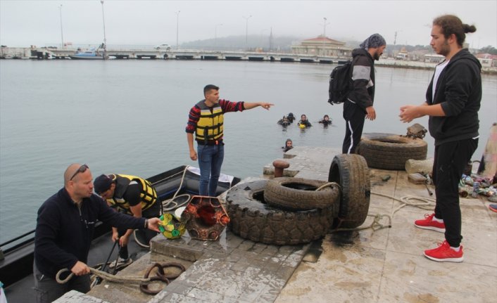 Sinop'ta deniz dibinden bir kamyon çöp çıkarıldı