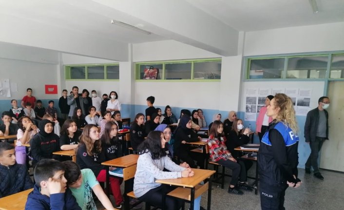 Sinop'ta polisten öğrencilere bilgilendirme
