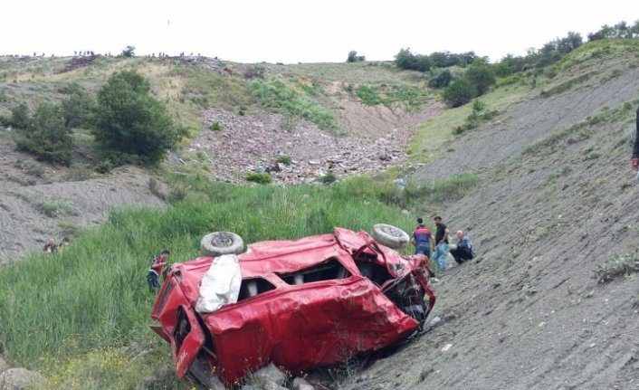 Tokat'ta minibüs uçuruma yuvarlandı, 4 kişi öldü, bir çocuk yaralandı