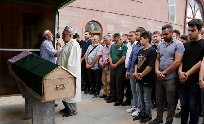 Trabzon'da ameliyathanede ölü bulunan anestezi teknikerinin cenazesi defnedildi