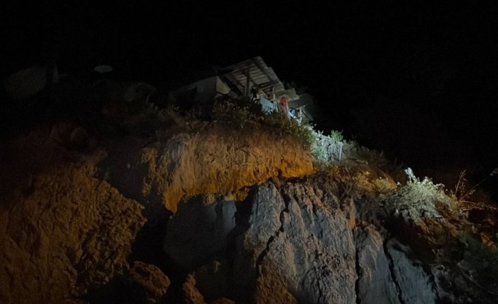 Vali Fuat Gürel, heyelan bölgesinde incelemelerde bulundu