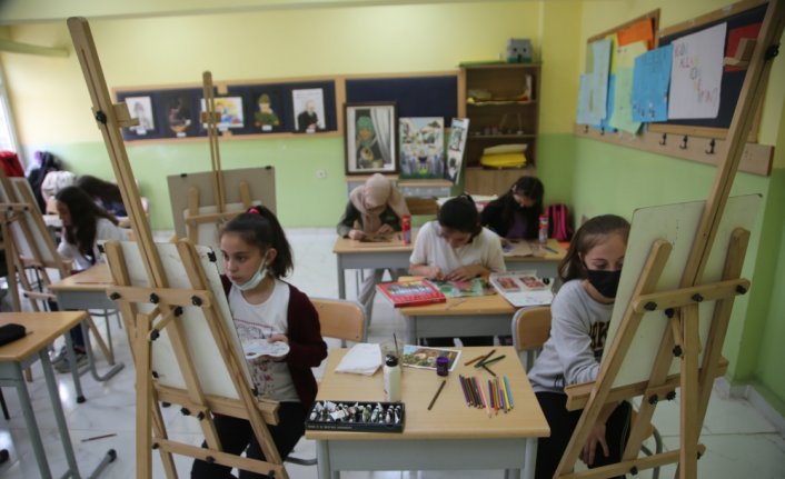 Yasemin öğretmenin resmi sevdirdiği öğrenciler çok sayıda ödülün sahibi oldu