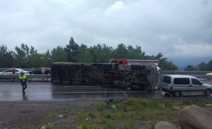 Zonguldak'ta devrilen kömür yüklü tır ulaşımı aksattı