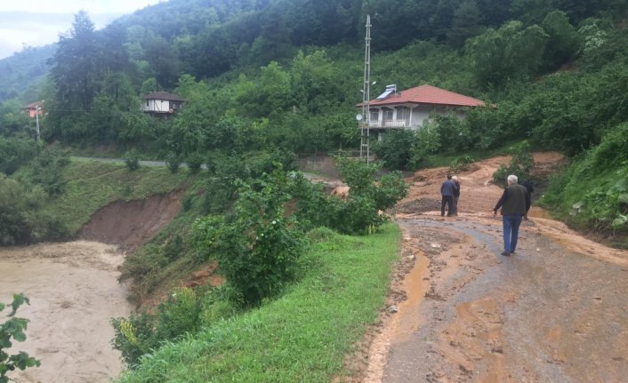 Zonguldak'ta sağanak nedeniyle köy yollarında heyelan yaşandı