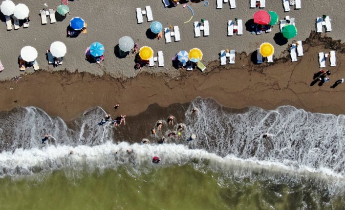 Akçakoca'da sıcak havadan bunalanlar denizde serinlemeye çalıştı