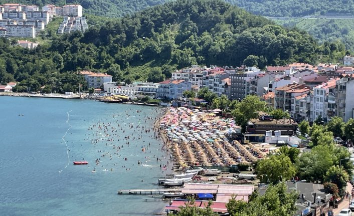 Amasra'da plajlarda şemsiye açacak yer kalmadı