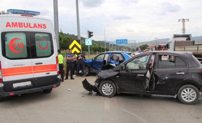 Amasya'da iki otomobil çarpıştı, 6 kişi yaralandı