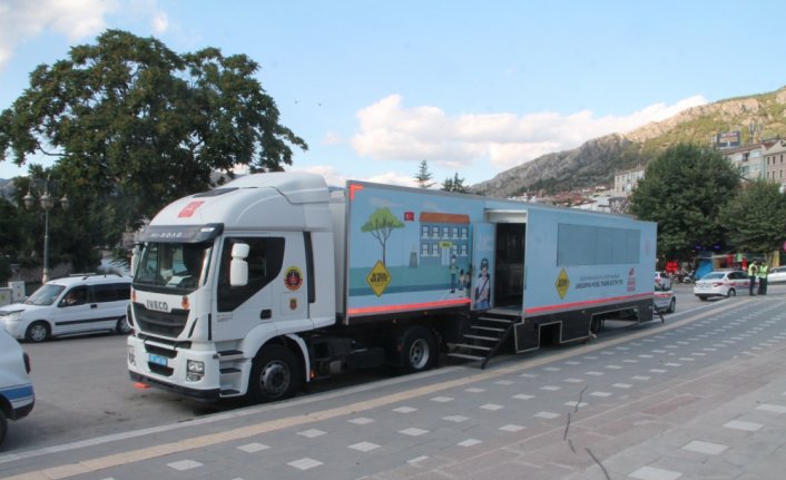 Amasya'da öğrenciler trafik kurallarını pedallı arabalarla öğrendi