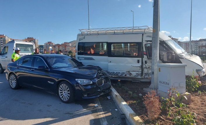 Amasya'da otomobil ile minibüs çarpıştı, 8 kişi yaralandı
