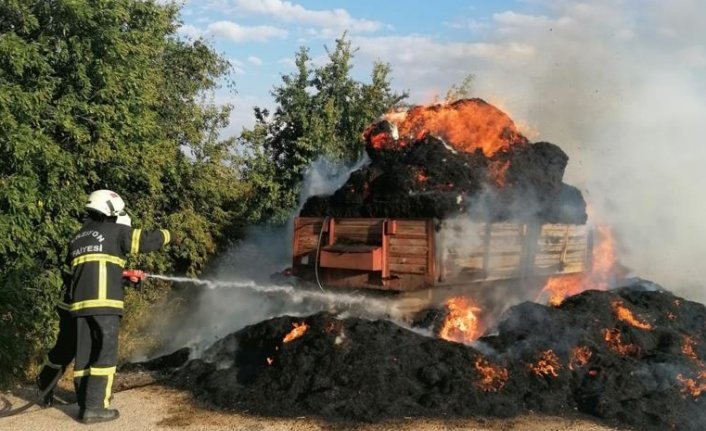 Amasya’da saman yüklü römork yandı
