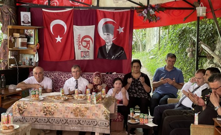 Artvin Valisi Doruk, 15 Temmuz şehitleri Acar ve İnce'nin ailelerini ziyaret etti