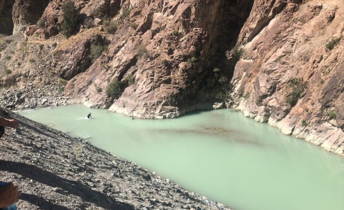 Artvin'de serinlemek için nehre giren genç kayboldu