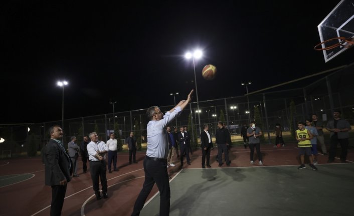 Bakan Kasapoğlu, Çorum'da gençlerle basketbol oynadı
