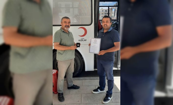 Boyabat'ta 25 ünite kan bağışında bulunan kişi madalya ile ödüllendirildi