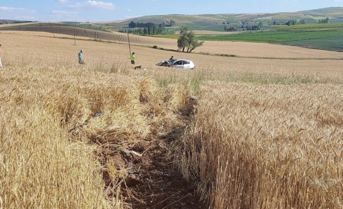 Çorum'da buğday tarlasına giren otomobilin sürücüsü yaralandı