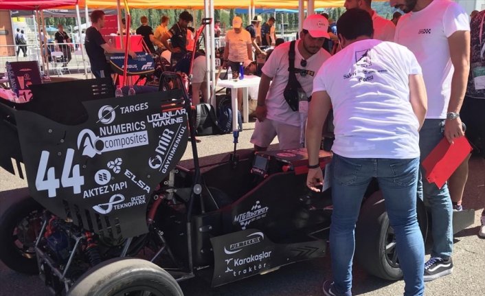 Düzce Üniversitesi öğrencileri yaptıkları araçla İtalya'da yarışa katıldı