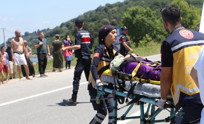 Düzce'de çarpışan iki otomobildeki 1 kişi öldü, 6 kişi yaralandı