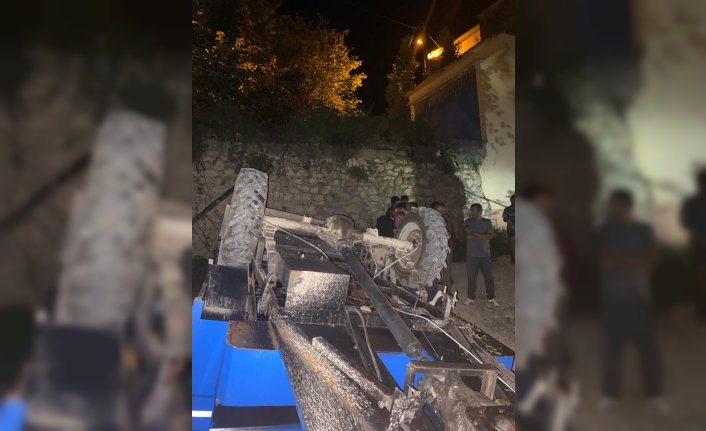 Düzce'de devrilen tarım aracının sürücüsü öldü