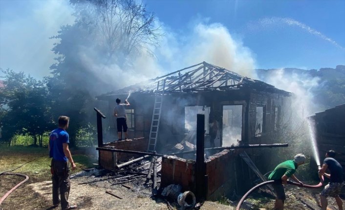 Düzce'de iki katlı ahşap ev yangında kullanılamaz hale geldi